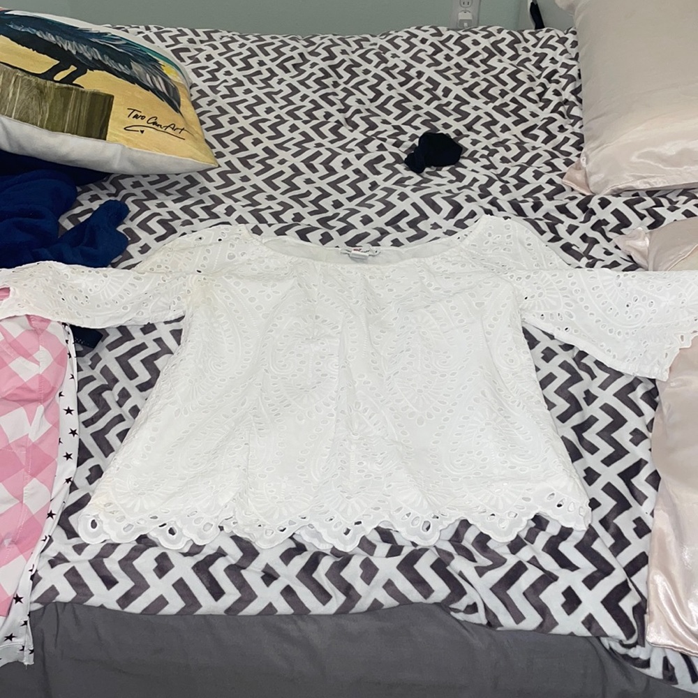 white vineyard vines blouse, not skin tight, flowy.